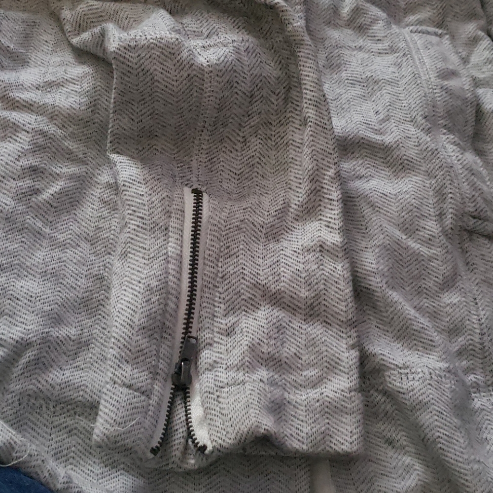 Lightweight jacket/Removable hood - Picture 5 of 8